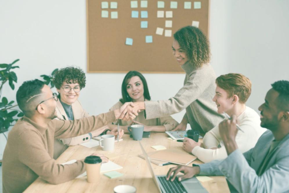 Equipo de ovano trabajando en estrategias de publicidad segmentada